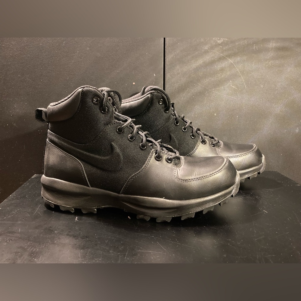 NIKE Manoa Boot in Black Leather | Size 9US